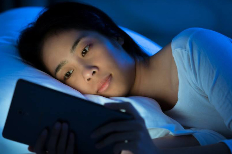 Thức khuya cũng là tác nhân gây gây rối loạn nội tiết tố, ảnh hưởng xấu đến da.