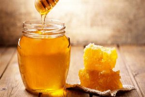 Mật ong nguyên chất rất tốt cho da, nhưng liệu có nên bôi sau khi nặn mụn?