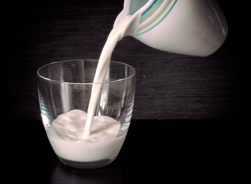 Sữa tươi chứa nhiều thành phần dưỡng chất giúp da sáng và mềm mịn