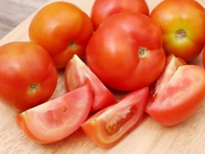 Cà chua chứa nhiều vitamin giúp da liền sẹo