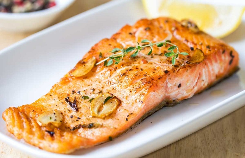 Omega 3 cùng các axit béo trong cá hồi giúp sản sinh collagen trong da
