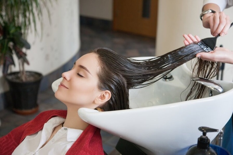Thoa đều kem ủ tóc để dưỡng chất thẩm thấu nhanh hơn