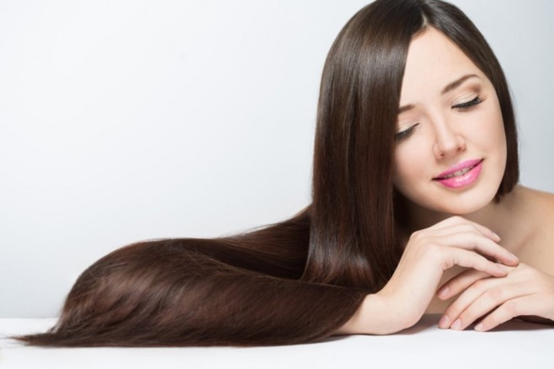 Bổ sung đầy đủ dưỡng chất và độ ẩm cho tóc để kích thích tóc mọc nhanh